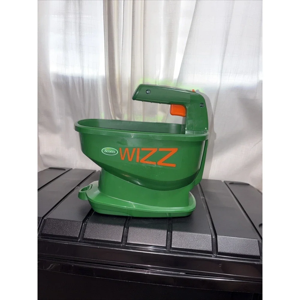 Scotts Wizz Hand Spreader for Seed Fertilizer & Ice Melt- Covers 2,500 Sq Ft NEW